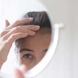 middle-aged-women-are-dismayed-hair-loss-problems_sm